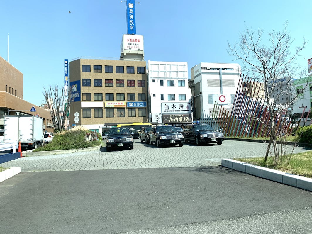 駅からタクシーやバスがたくさん出ております。 There are many buses and...