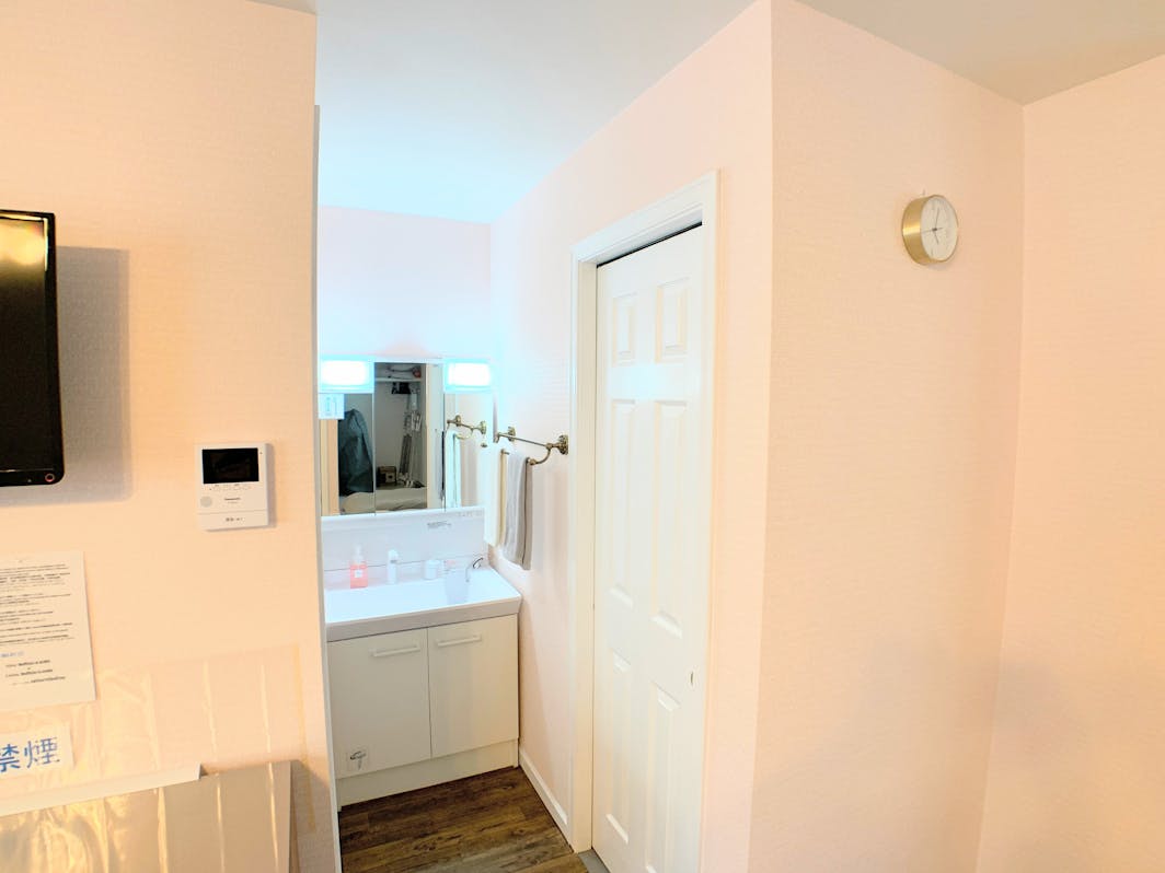 洗面台は、脱衣所やトイレとは別れているため、グループでお泊りの場合でも混みあいません。The...