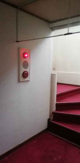 階段を上って部屋へ