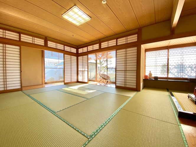 書院がある和室では日本文化が堪能できる掛け軸や輪島漆器など飾り棚があります