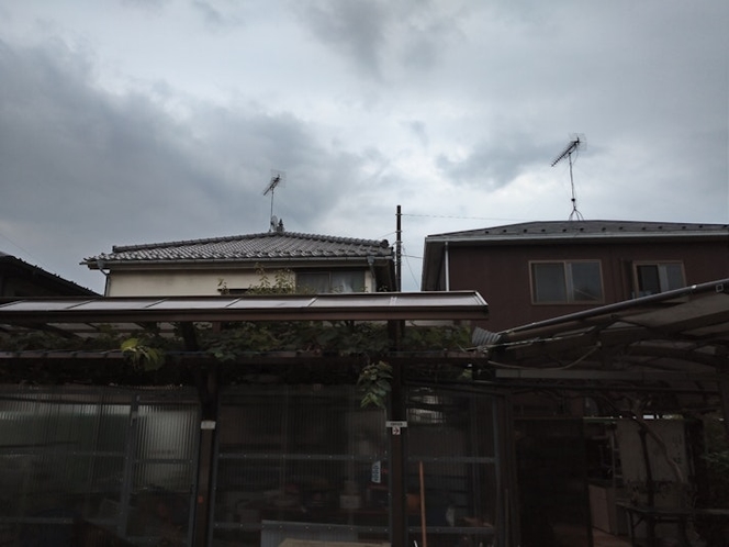 左の家の屋根にはコウノトリ彫刻が