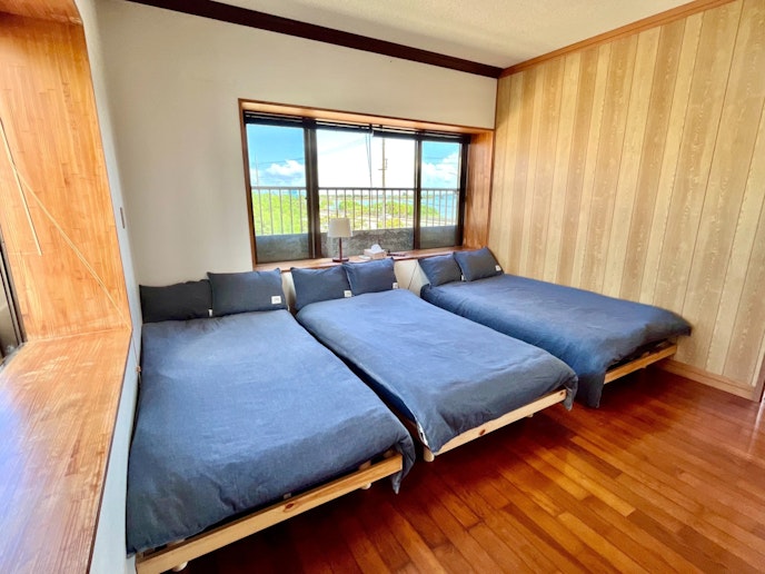 <寝室1>シングルベッド3台。