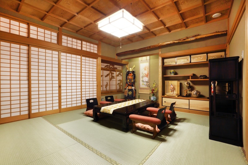 兜や刀が飾られた和室