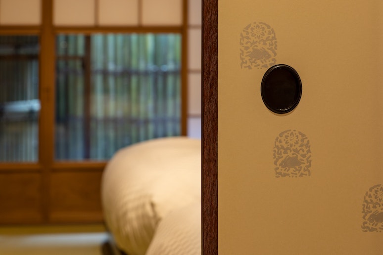 京都伝統工芸「京からかみ」を各所にしつらえております