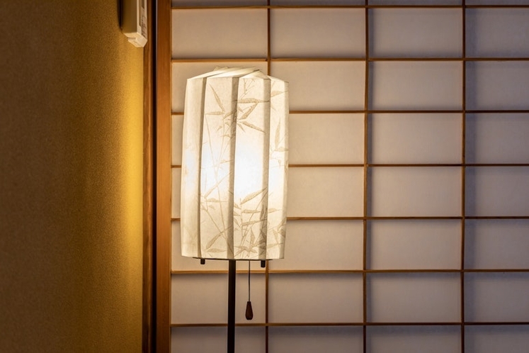 1枚和紙から作られた京からかみの照明スタンド(文嶺笹)