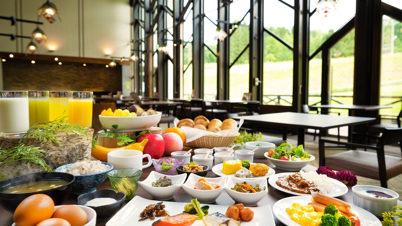 【朝食付き】地産食材の健康ビュッフェを、八幡平の大自然を見渡せるダイニングで。
