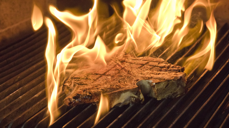 Tボーンステーキ：特注の石窯で焼き上げる至高の一品