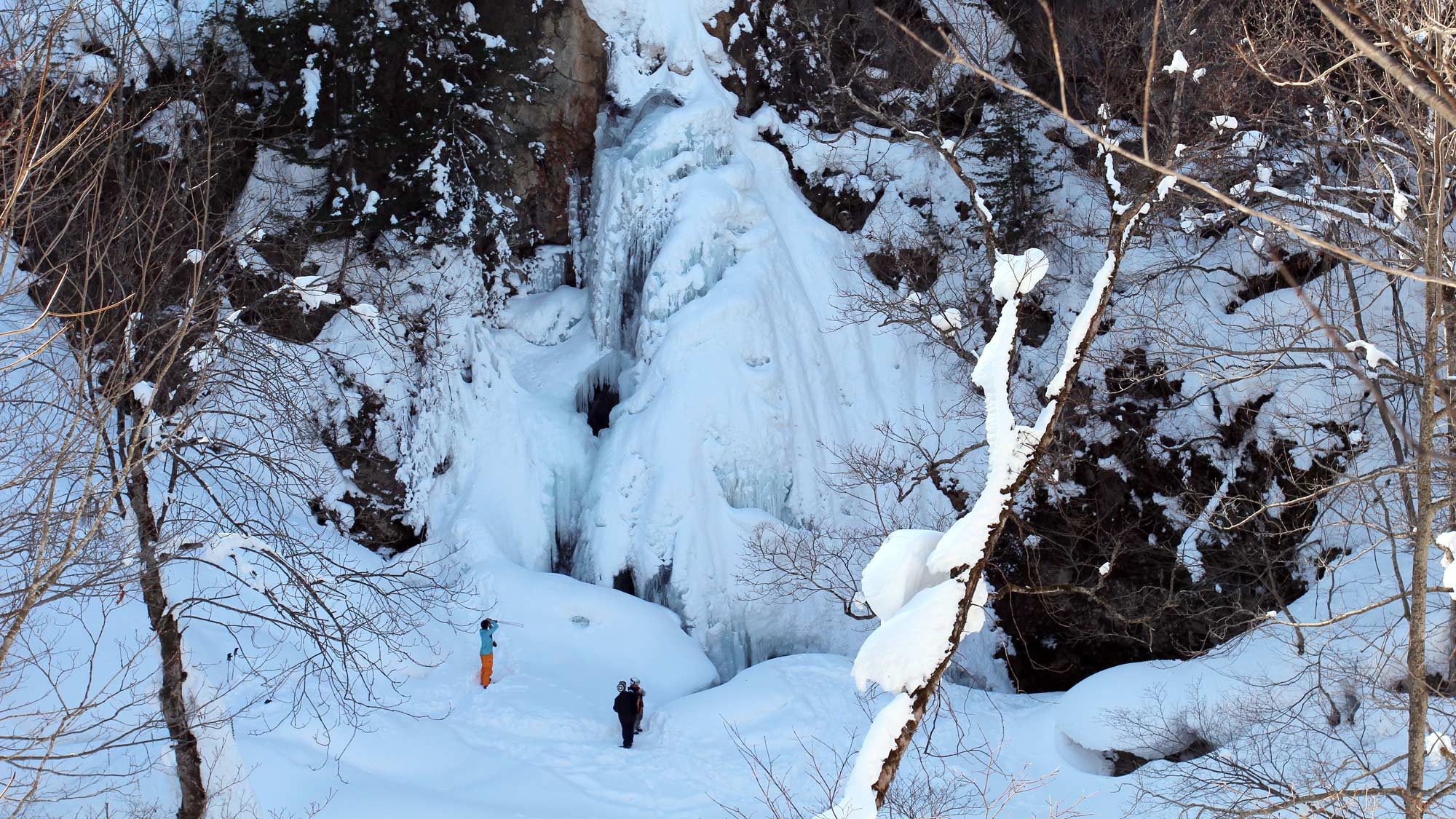 【七滝氷瀑】八幡平の冬が演出する大自然のアート。スノーシューを履いて巡るツアーもございます。