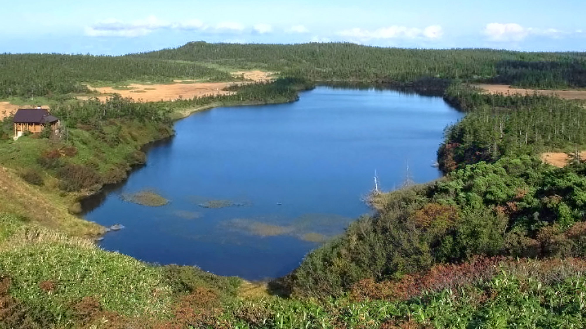 【八幡沼】透き通るように澄んだ沼が新緑と青空を映し出します。
