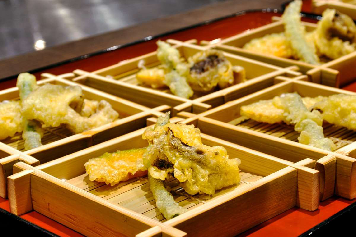 【料理一例】天ぷらの盛り合わせ：ライブキッチンで、料理人が揚げたての天ぷらを提供いたします。