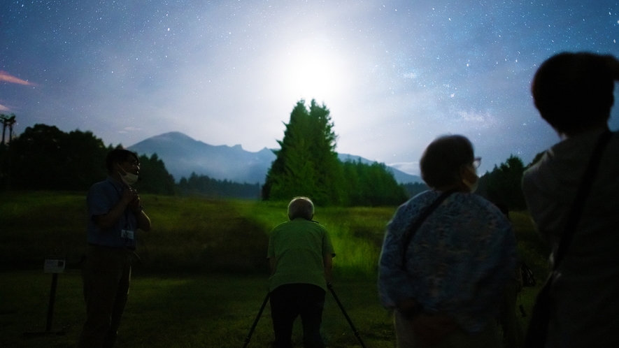 【天体望遠鏡】プロのガイド付きで天体観測：天候に恵まれれば、実際に外に出ての星空観賞も行います。