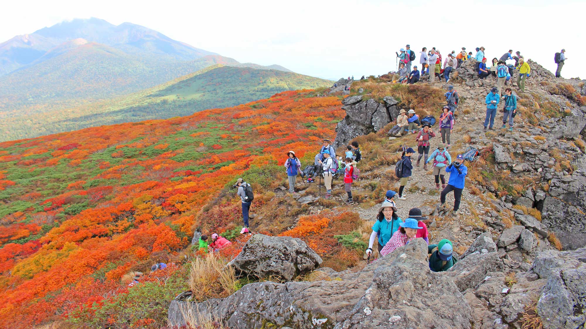 【三ツ石山】秋風が涼しい中でのトレッキングをお楽しみください。