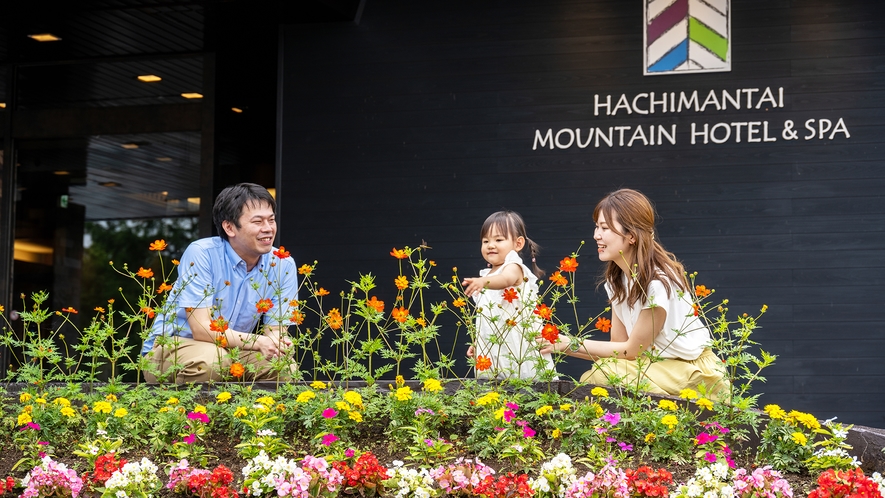 【玄関口】季節の花をお楽しみいただけます