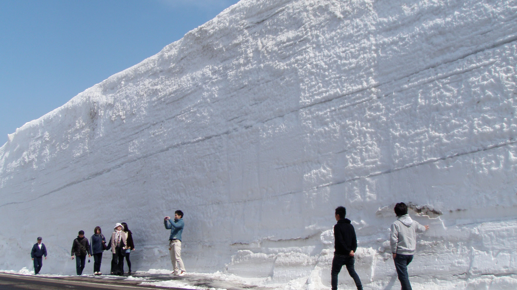 【雪の回廊】鮮やかな青空と真っ白な雪が生み出す美しい自然のコントラスト