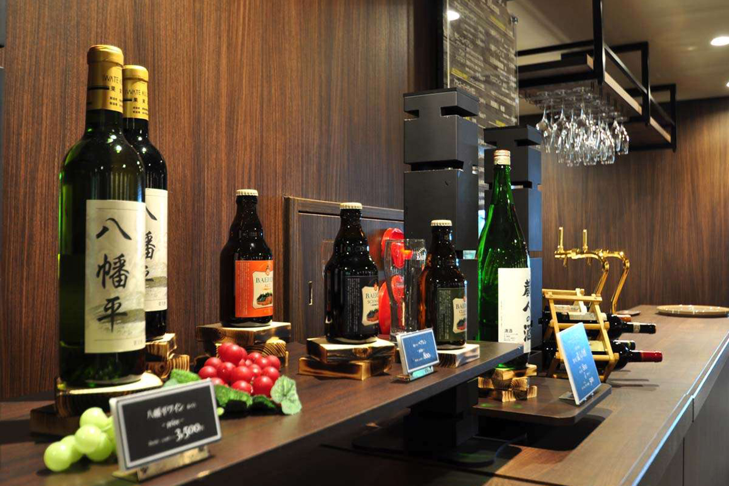 【レストランバー】地酒・ワインも提供可：バーカウンターではアルコールの販売も行っております。