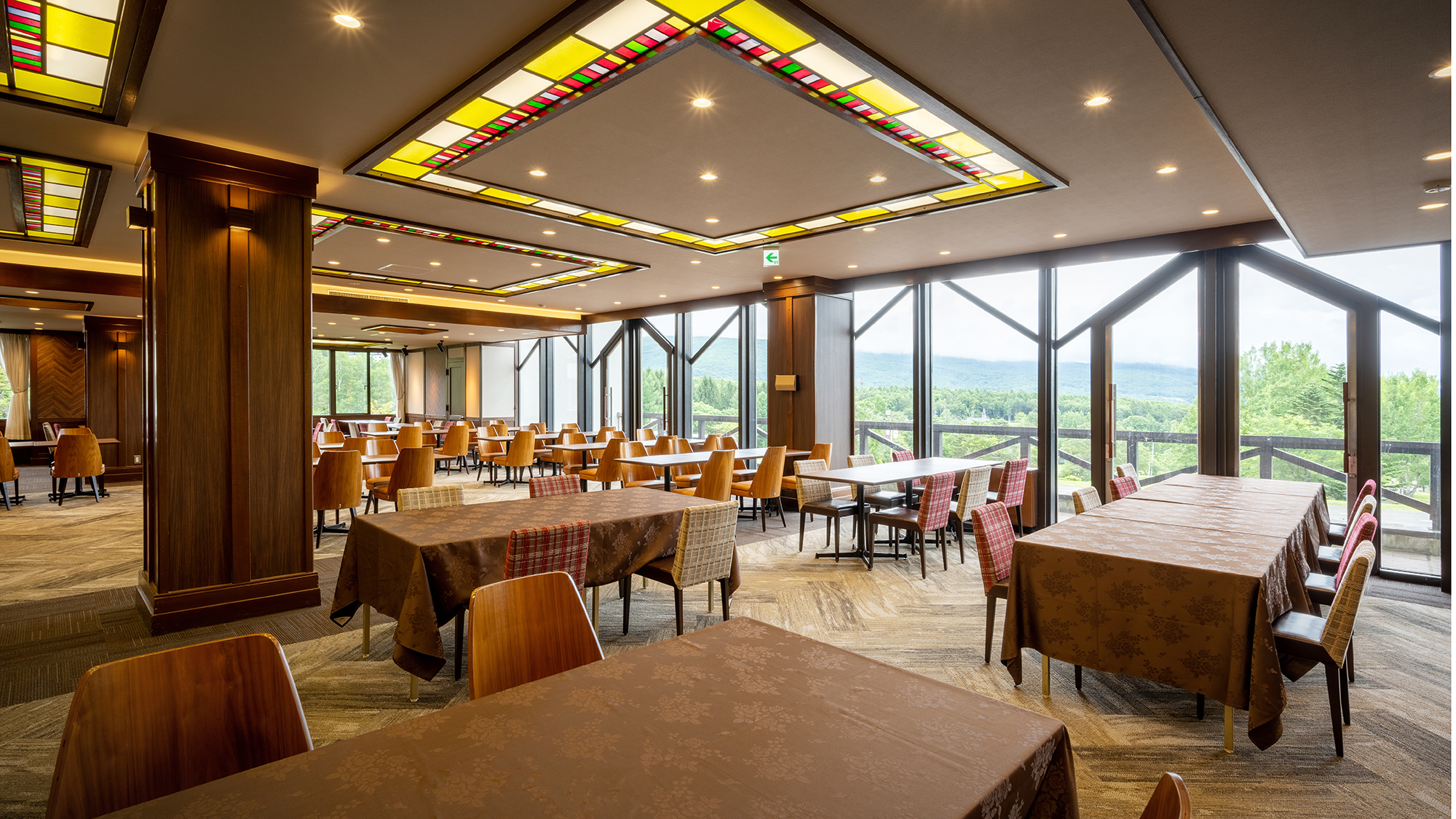 【レストラン】どの席からでも圧巻の眺望：お食事をしながら、八幡平・安比高原の大自然を一望できます。