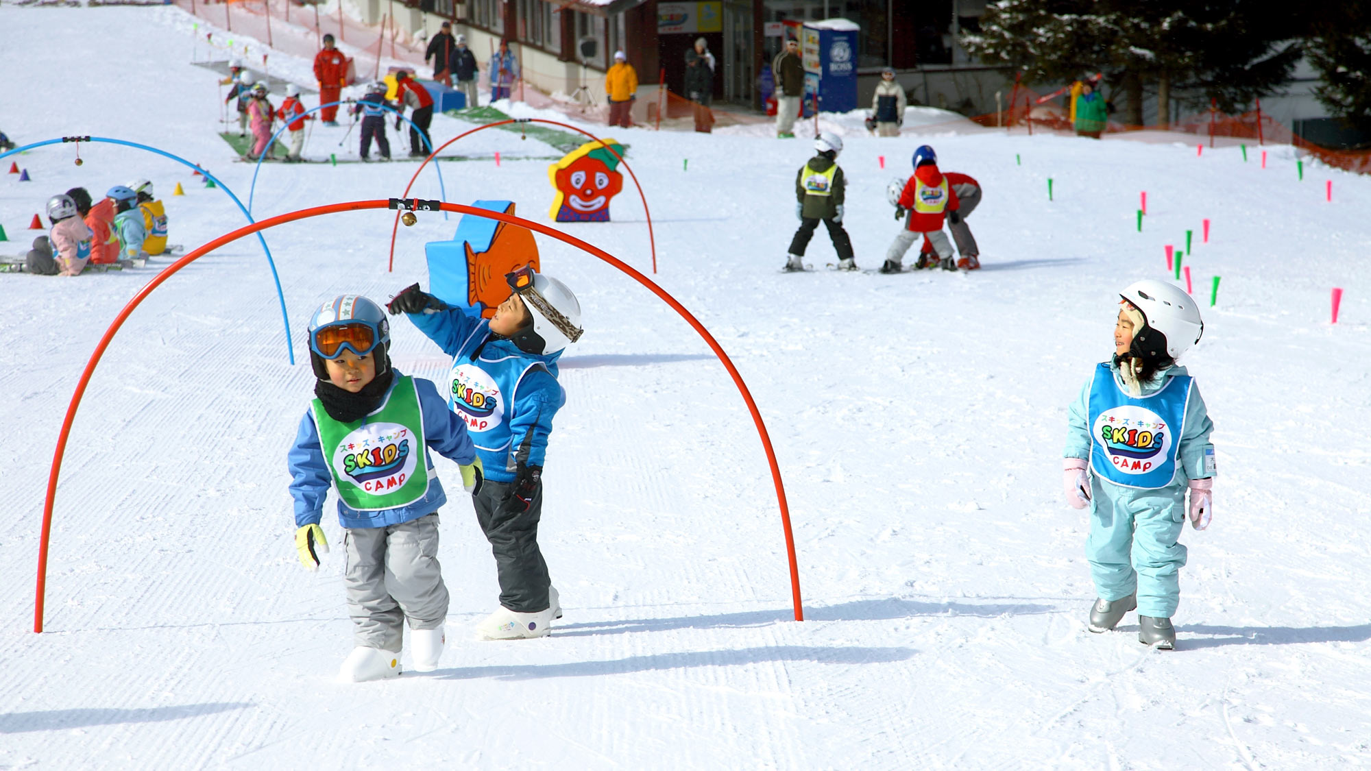 【スキッズ・キャンプ】パノラマスキー場で開催している、3歳から小学生までを対象としたスキーレッスン。