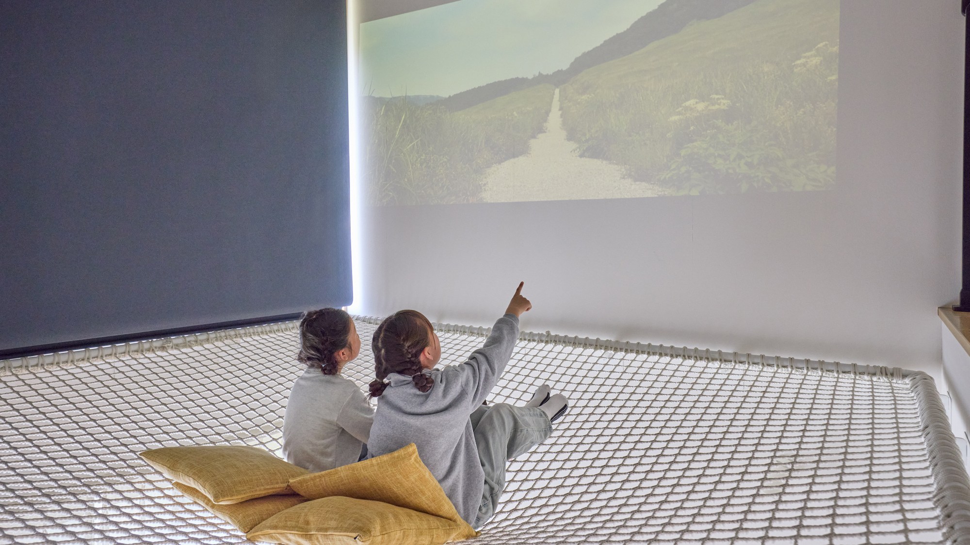 【南館】102/103限定の空中ネット。夜がプロジェクターもご利用可能です。