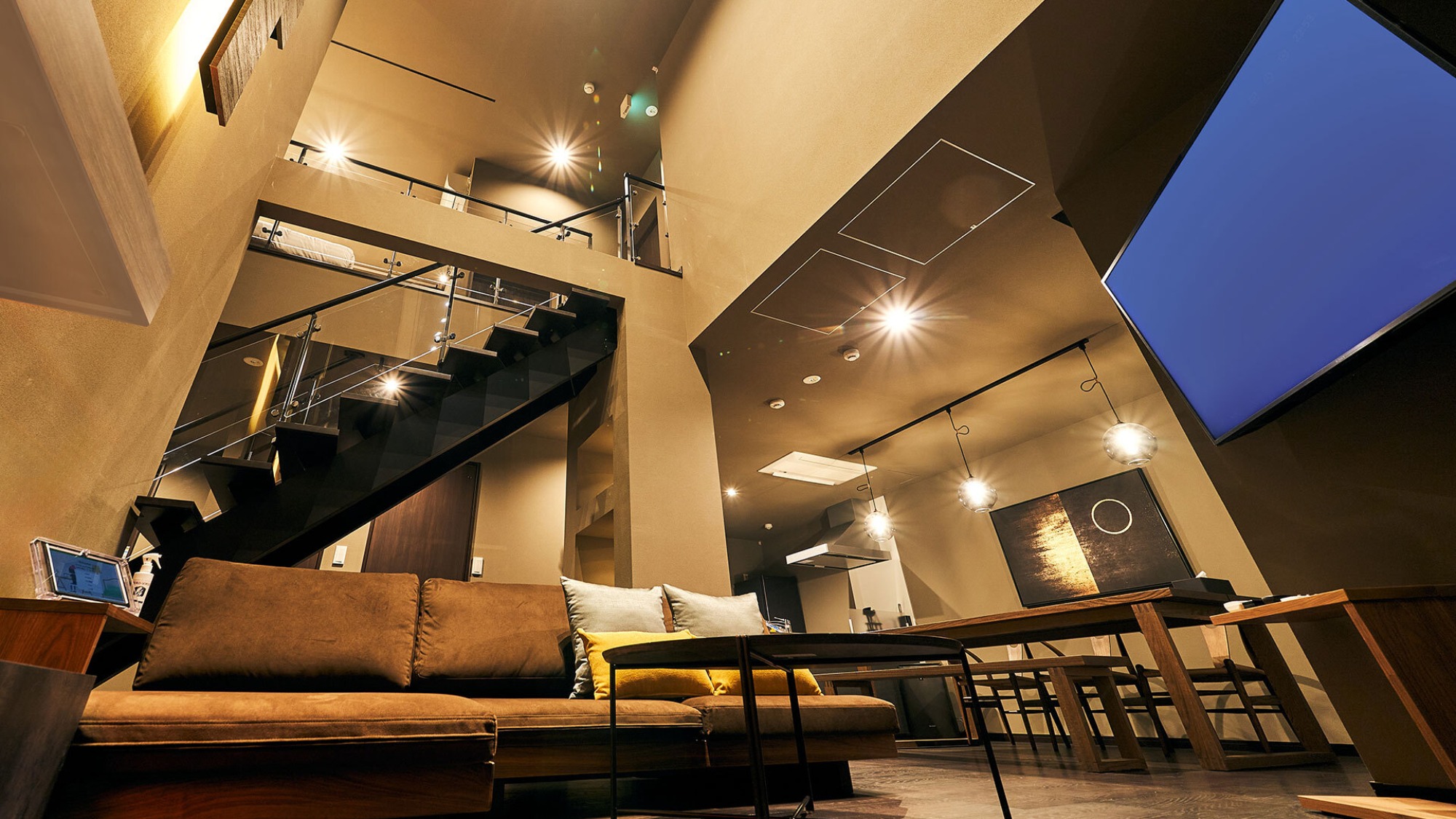 【北館】吹き抜けリビングルーム