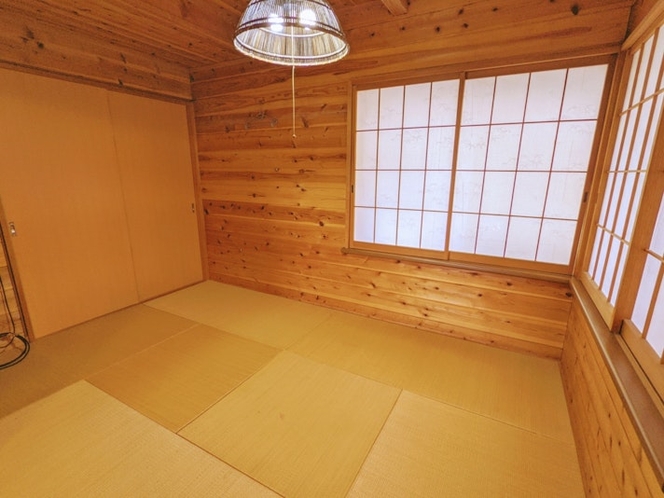 1階和室。木と畳の温もりを感じられる空間です