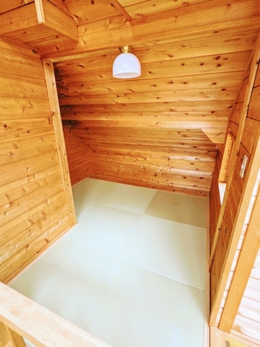 モダンな琉球畳に、屋根裏のようなスペースはお子様に人気です