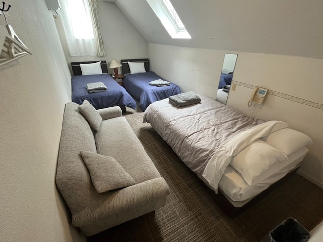 寝室7ダブルベッド+シングルベッド2つ+ソファー
