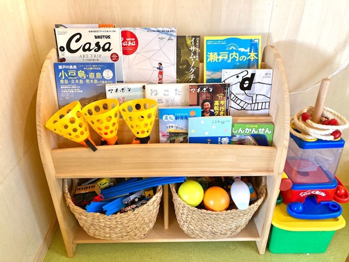 香川の旅行雑誌、アート本などご自由にお読みください 子供用のおもちゃもあります