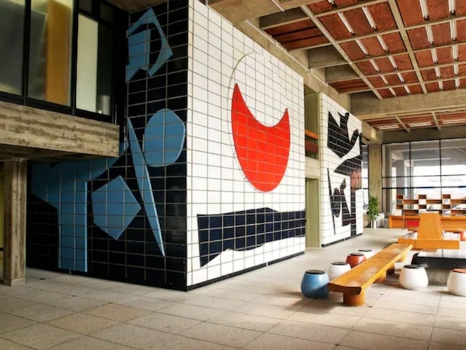 香川県庁東館は丹下健三の設計で1階ロビーには香川出身の世界的アーティスト・猪熊弦一郎作のウォールアー