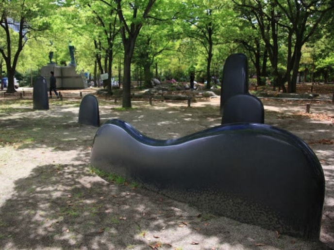 中央公園には香川県にゆかりの深いイサムノグチ作の遊具が数多く設置