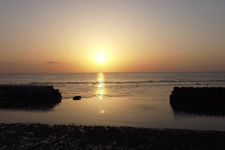 目の前のビーチに沈む夕日