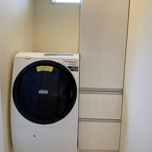 [脱衣室]ドラム式洗濯乾燥機・タオル収納