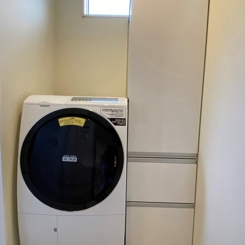 [脱衣室]ドラム式洗濯乾燥機・タオル収納