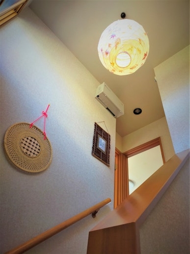 階段の上の竹細工製ランプシェード