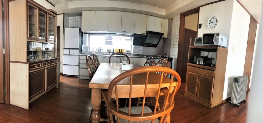 キッチン食卓の左に食器棚、右にキッチン棚