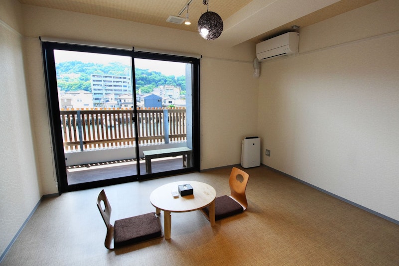 客室から見える山と漁港