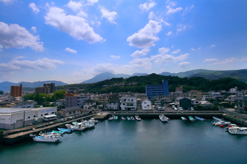 客室から見える山と漁港