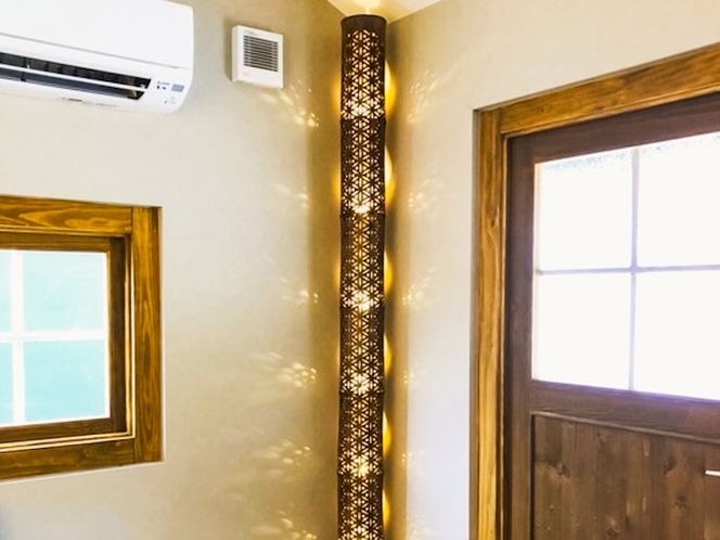 ・【客室一例】竹細工の灯は美しい幾何学模様を壁に映します