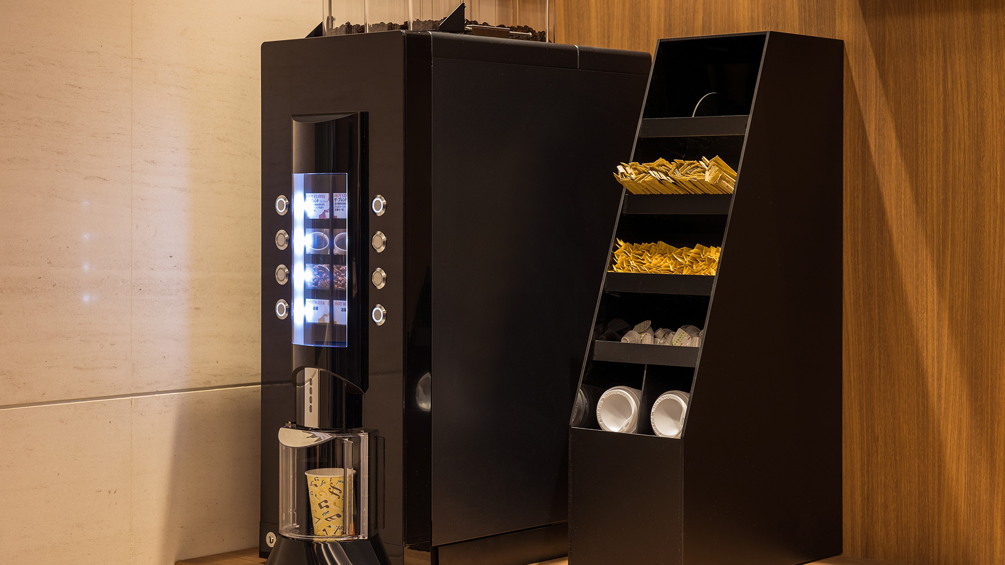 ご宿泊のお客さまにおくつろぎいただけるよう、無料のコーヒーサービスをご用意しております。24時間ご利用いただけます。挽きたてコーヒーをぜひお楽しみください。