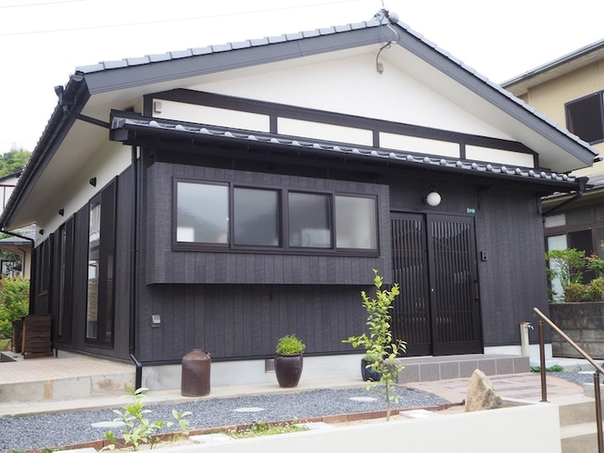 落ち着いて過ごせるモノトーンの和モダンな一戸建ての平家