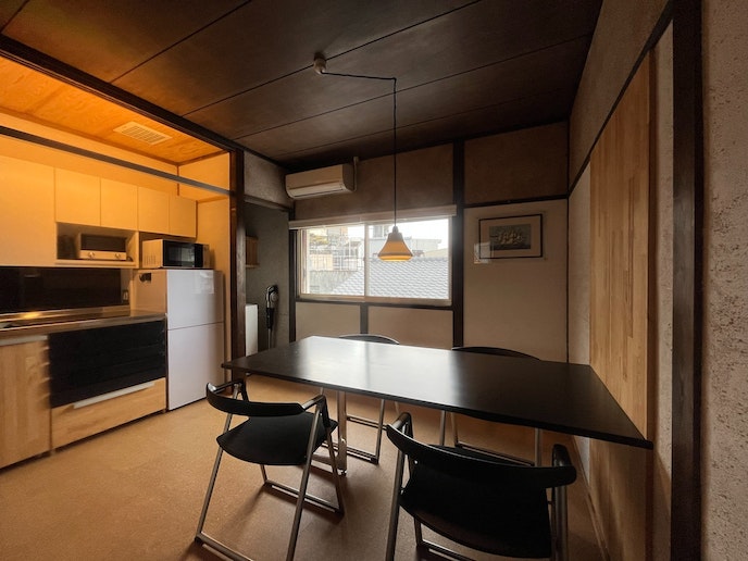 和室をリノベしたコンパクトなダイニングキッチン。