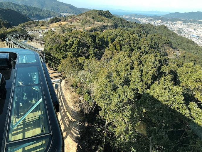 稲佐山展望台へは、お車の方は中腹の駐車場からスロープカーがおすすめです。