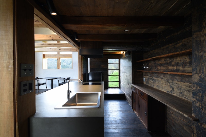 BARバック風の棚とカウンターが特徴的なキッチン