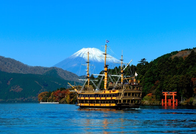 箱根海賊船  芦ノ湖の風景を湖上から楽しめる遊覧船。18世紀のイギリス帆船戦艦を模して作られた海賊船