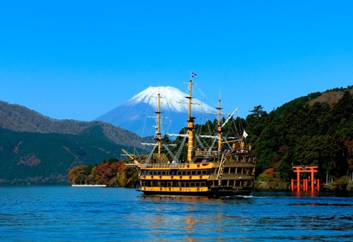 箱根海賊船  芦ノ湖の風景を湖上から楽しめる遊覧船。18世紀のイギリス帆船戦艦を模して作られた海賊船