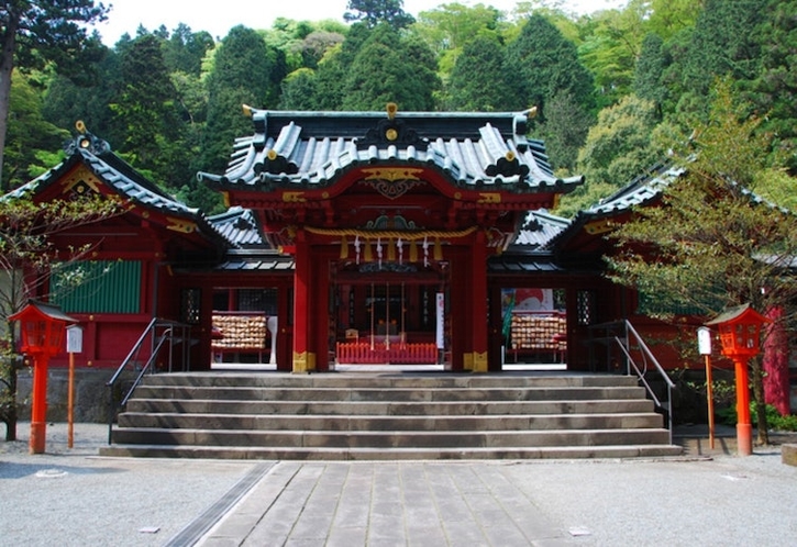 箱根神社  天平宝字元年(757年)、万巻上人によって創建。古来より数多の武将が訪れ、関東総鎮守箱根