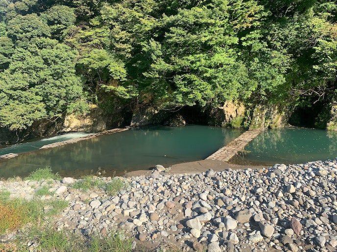 宿の隣の遊歩道から見た川