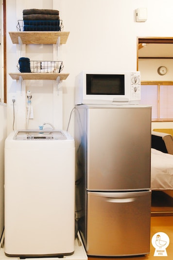 洗濯機と洗濯洗剤をご用意しています。物干しスタンドやハンガーもあります。