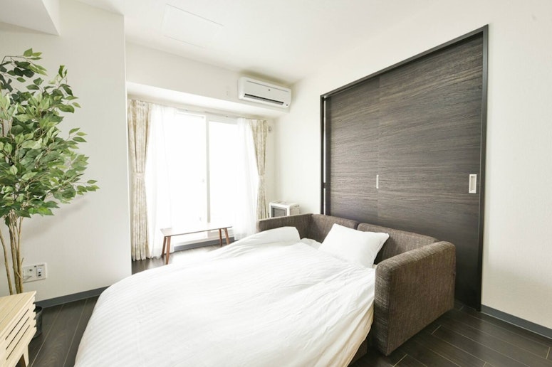 ソファは広げるとベッドになります