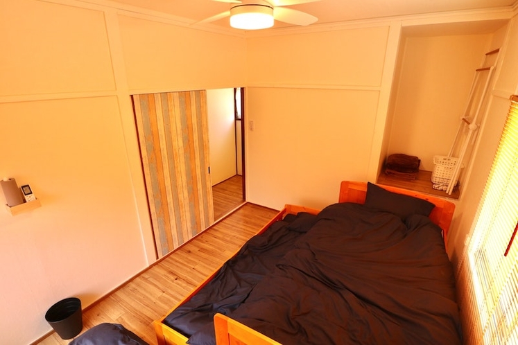 寝室  こちらの寝室はシーリングファン付きの照明です。 スライド式のベットで、人数に応じてベットを稼