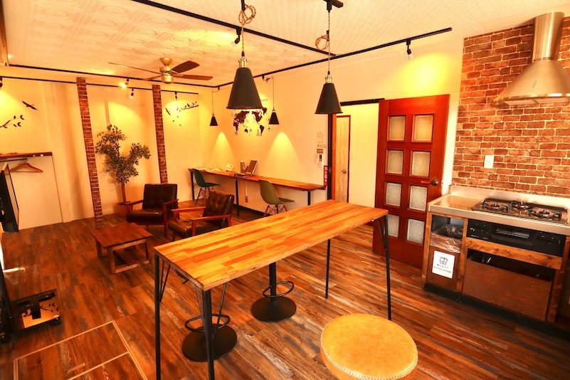 リビング  暖色系の照明で、落ち着いた空間となっています。